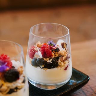Granola, yogur y frutos Rojos