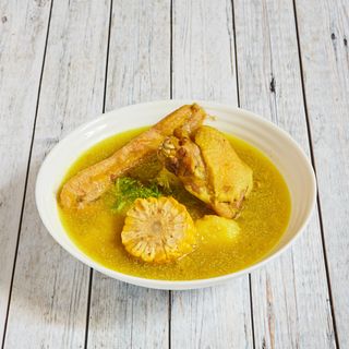 Sancocho con Arepa y Aguacate