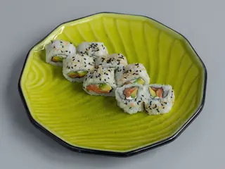 Salmón roll (8 pzas.)