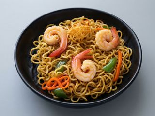 Tallarines yakisoba con gambas