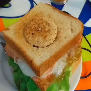 Sándwich Triple Con Huevo