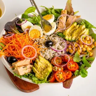4.Ensalada Lechuga De Tomate Con York, Queso Y Huevo Duro