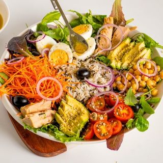 4.Ensalada Lechuga De Tomate Con York, Queso Y Huevo Duro