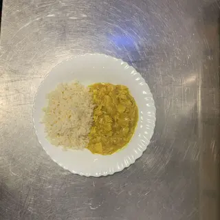 Pollo al Curry con Arroz Blanco