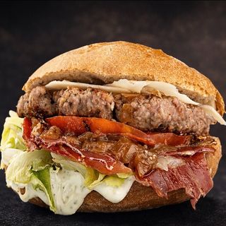 Kobe Bryant (Jamon York, queso, mahonesa, lechuga, cebolla, tomate, beicon)