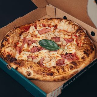 Pizza De Pollo Y Jamón