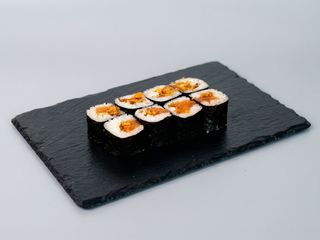 Maki de salmón con cebolla crujiente (8 uds.)