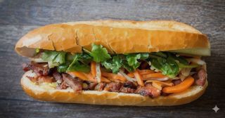 Banh mi de pollo marinado