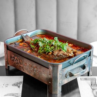 Lubina asado con verdura en estilo hotpot