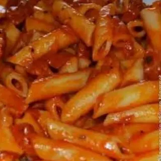 Pasta con tomate y chorizo