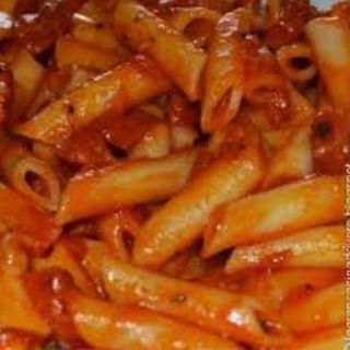 Pasta con tomate y chorizo