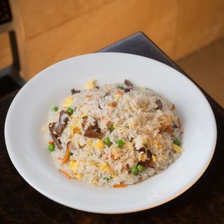 Arroz salteado con carne de cerdo ahumado