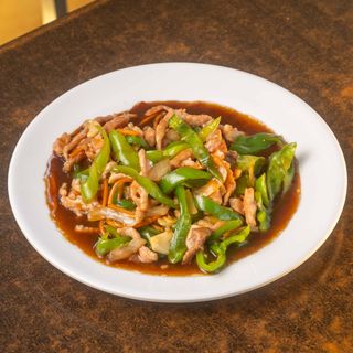 Carne De Cerdo Salteado Con Pimiento Verde Y Ajo