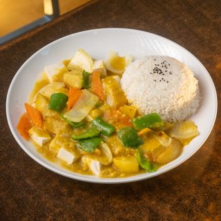 Arroz Blanco Con Patatas Y Tofu Con Salsa Curry