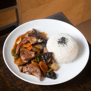 Arroz Blanco Con Hígados De Cerdo Salteado