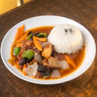 Arroz Blanco Con Costillas De Cerdo Y Salsa De Soja