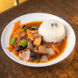 Arroz Blanco Con Costillas De Cerdo Y Salsa De Soja Y Picante