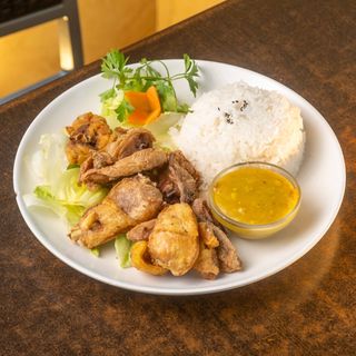 Arroz Blanco Con Pollo frito Y Salsa Curry