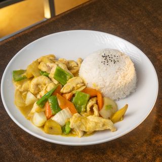 Arroz Blanco Con Pollo Salteado Y Salsa Curry