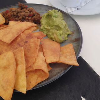 Nachos con carne de vacuno (1/2 ración)
