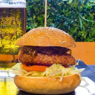 Hamburguesa de frutos secos con pollo crujiente
