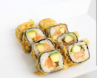 F2. Futo maki tempurizado de salmón (8 pzs.)