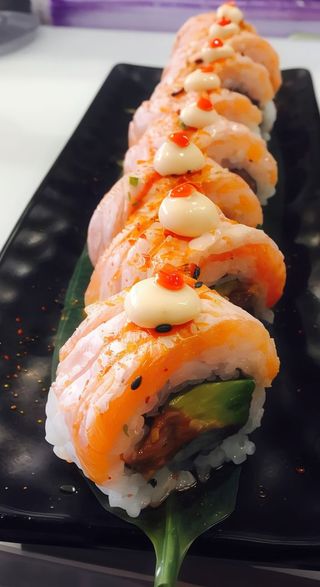 N1. Salmón crazy roll (8 pzs.)