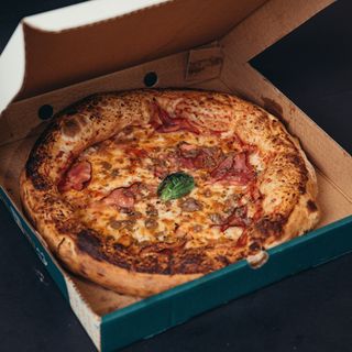 Pizza De La Abuela Con Borde Relleno De Mozzarella