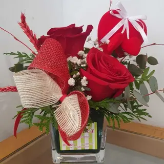 Vasito con 3 rosas rojas