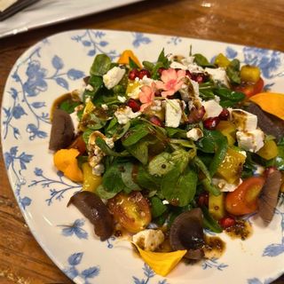 ENSALADA DE CANÓNIGOS CON REQUESÓN DE MONTEFRÍO