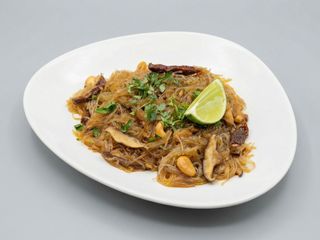 FIDEOS CRISTAL SALTEADOS CON TOMATE SECO, SETAS SHIITAKE Y FRUTOS SECOS