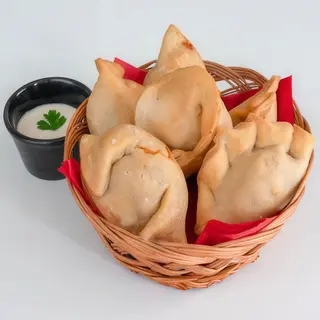 Empanada argentina de carne picante con pasas