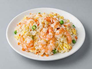 Arroz frito con gambas