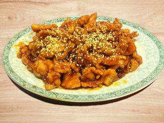 Pollo con salsa de ajo y sésamo