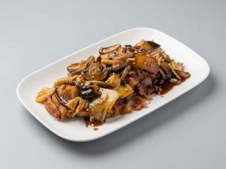 Pato con bambú y setas chinas