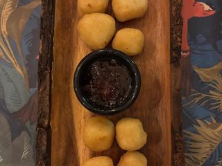 Dados de queso en tempura
