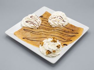 Crepe De Chocolate, Nueces Y Nata