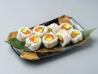 Uramaki california salmón, aguacate y sésamo