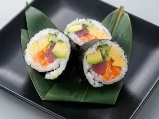 Futumaki de salmón atún aguacate y tamago