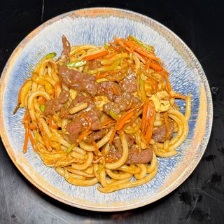Udon con ternera y verdura