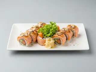 Sushiyaki flameado de salmón, almendras y salsa (8 uds.)