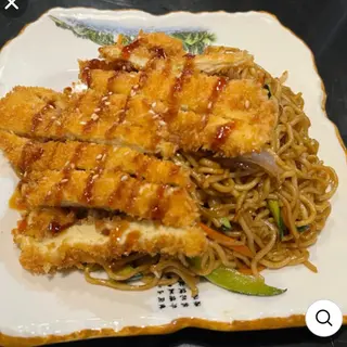 Yakisoba con pollo rebozado