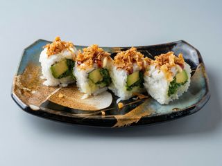 Maki California de aguacate con wakame cebolla frita y salsa