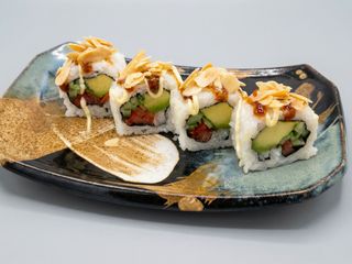 Maki California de tomate pepino aguacate y almendras y salsa