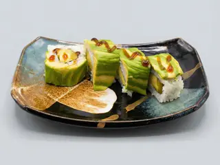 Maki Dragón aguacate tamago nabo y salsa