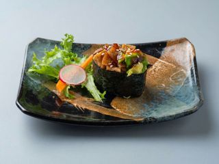 Gunkan de tofu con aguacate y salsa