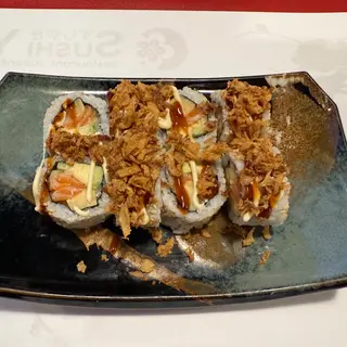 California tamago salmón aguacate y cebolla frita con salsa