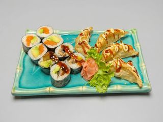 HosoMaki 8u Gyoza pollo 4u fritas con salsa