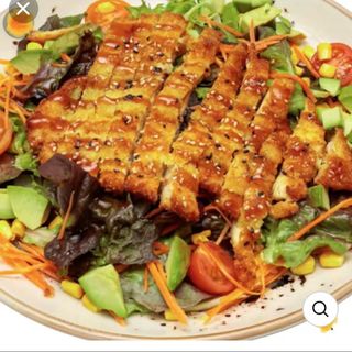 Ensalada de pollo katsu