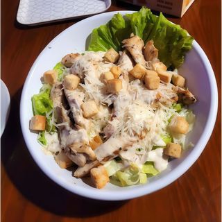 Ensalada César con pollo